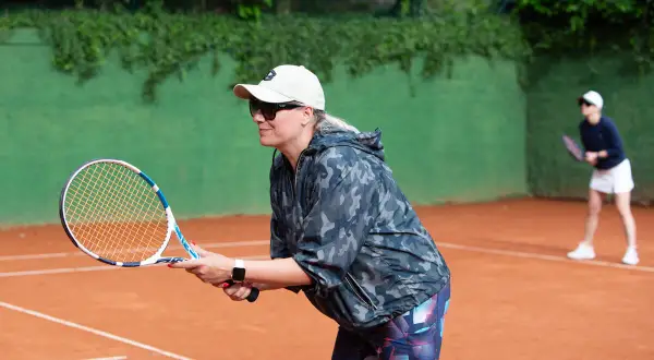 Tenis: Czy można odbić piłkę nogą? Oficjalne zasady ITF
