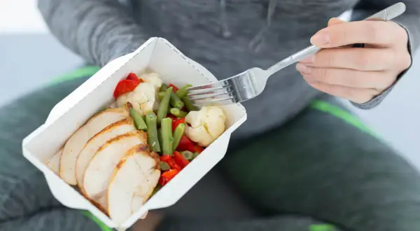 Keto po treningu: Jak jeść, by rosnąć i nie wyjść z ketozy?